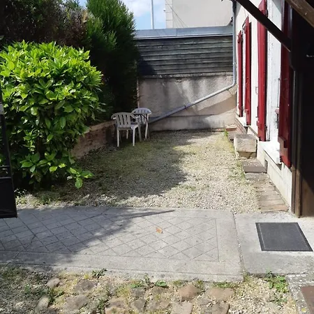 Maison Partagee Homestay *